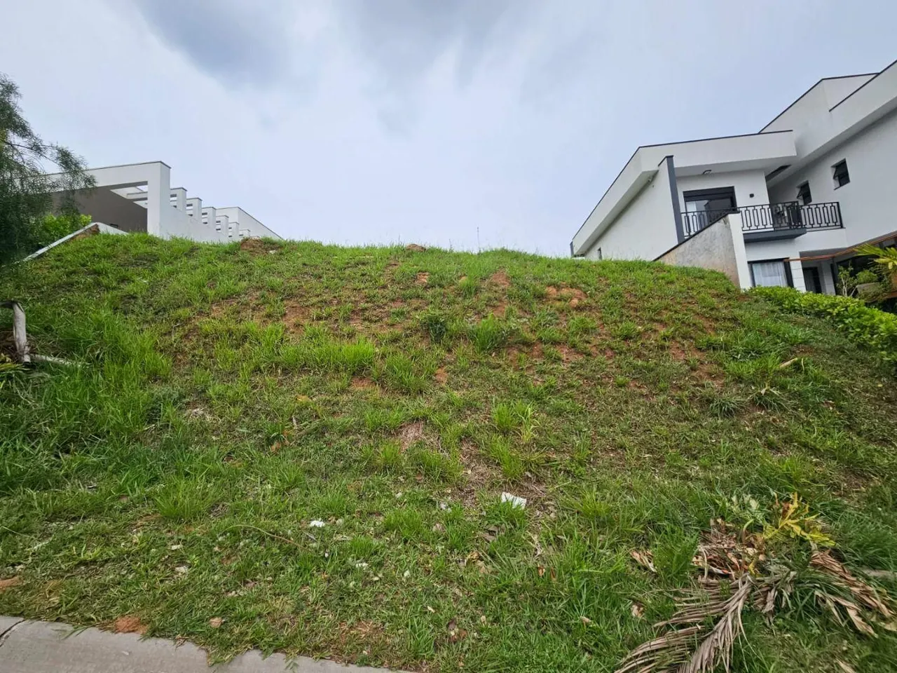 CONDOMÍNIO TERRAS DE JUNDIAÍ, TERRENO EM ACLIVE À VENDA, BAIRRO VALE AZUL — foto 2