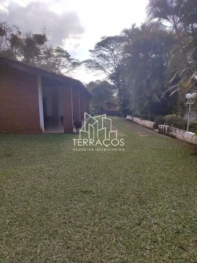 CONFORTÁVEL CASA DE CHÁCARA À VENDA À POUCOS MINUTOS DO MAXI SHOPPING EM JUNDIAÍ SP — foto 3