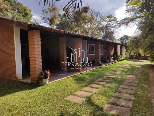 CONFORTÁVEL CASA DE CHÁCARA À VENDA À POUCOS MINUTOS DO MAXI SHOPPING EM JUNDIAÍ SP